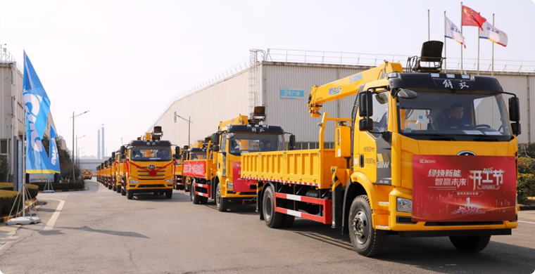 2025年，尊龙凯时&解放“整车一体化”随车起重机批量发车，闪灼开门红！