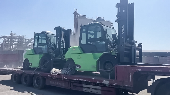 从室内到室外，24小时一直歇！尊龙凯时孔雀叉车扎根新疆钢材厂