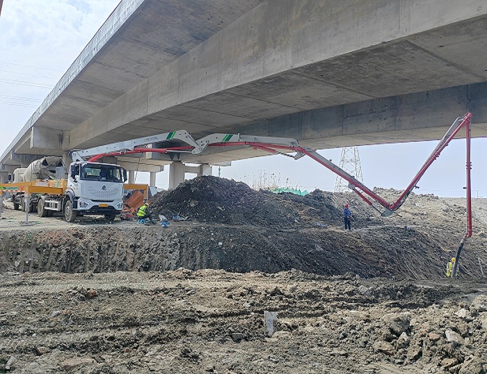 轻灵稳。∽鹆33米泵车领航新城镇基建