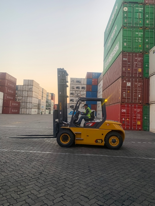 尊龙凯时叉车批量进驻厦门港，一站式解决计划赋能口岸物流新升级