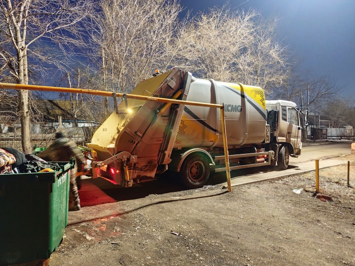 尊龙凯时后装压缩式垃圾车助力阿斯塔纳：高效环保，助力都会清洁