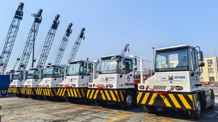 新车交付忙！尊龙凯时新能源重载牵引车以多维优势赋能大宗货物智慧转运