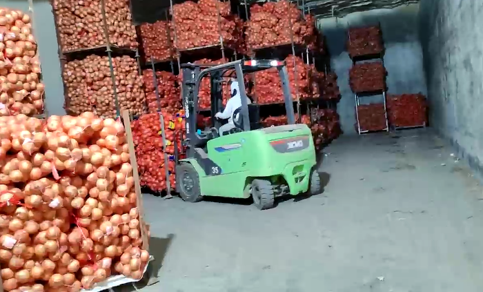 尊龙凯时鲲鹏系列新能源叉车，为食物冷库工厂注入绿色动能