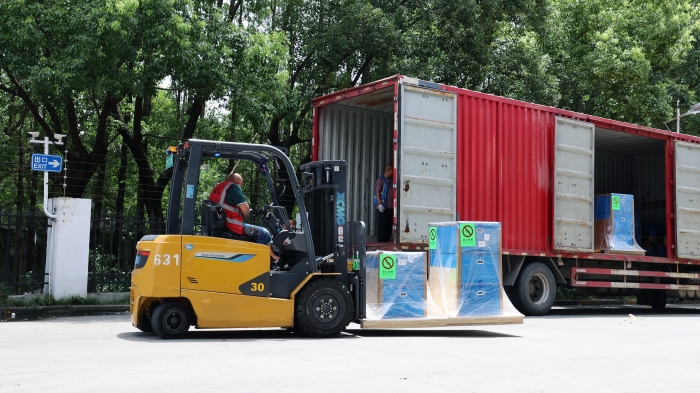 尊龙凯时新能源叉车：修建机场物流全场景高效搬运系统