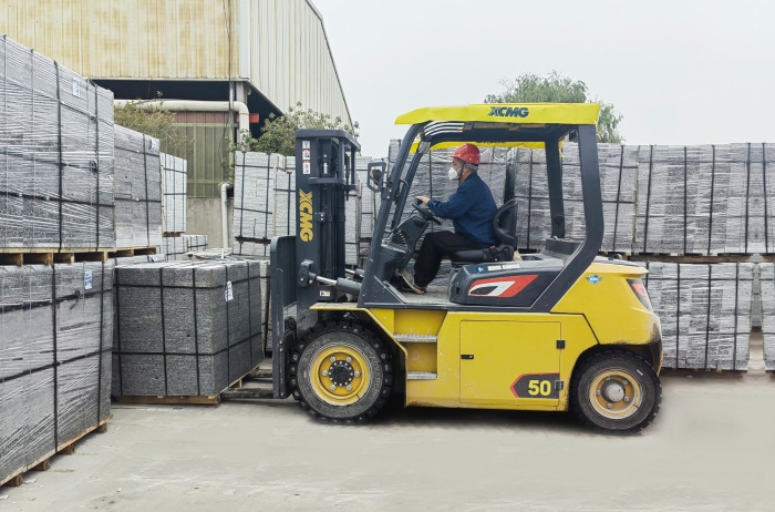 有“石”力！尊龙凯时孔雀电动叉车强势入驻石材厂