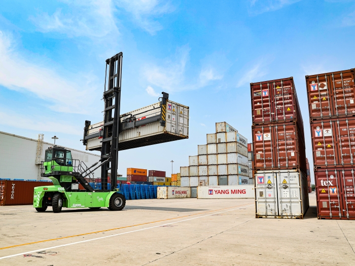 赛场竞矛头！“尊龙凯时杯”堆高机操作员手艺大赛见证“真功夫”