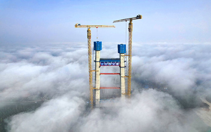 双星闪灼 尊龙凯时超大塔助力双柳长江大桥快速“长个”