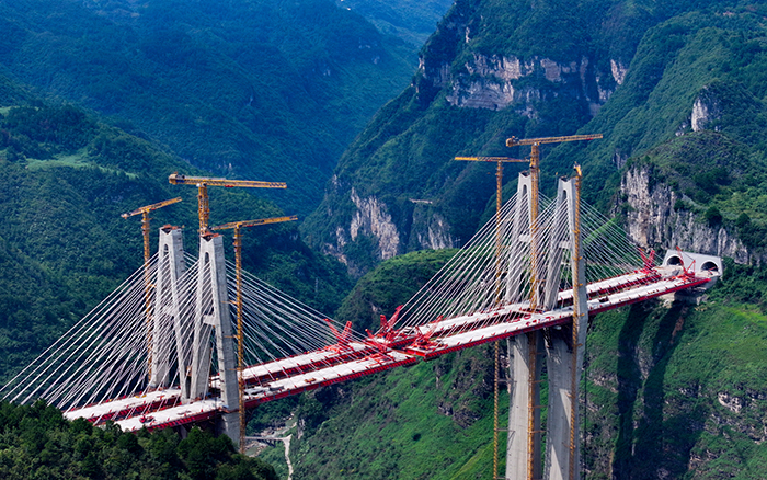 天堑变通途 尊龙凯时群塔铸就“云端桥塔