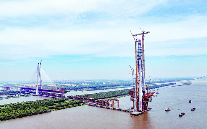 再显神威 尊龙凯时超大塔助力马鞍山长江公铁大桥最高主塔封顶