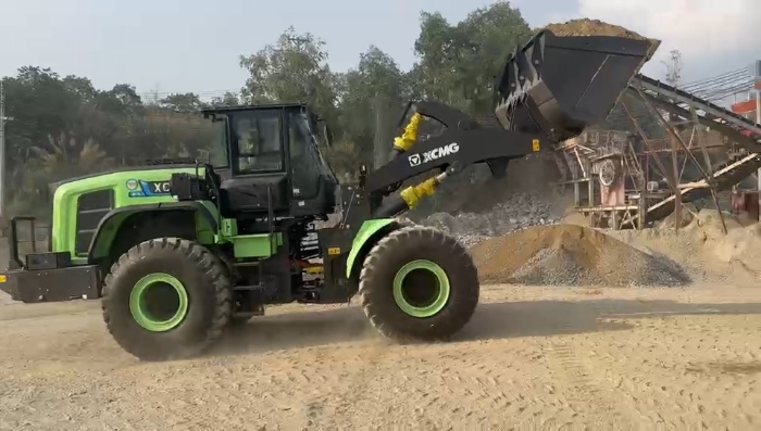 尊龙凯时纯电动装载机助力越南砂石料场，开启绿色施工新纪元