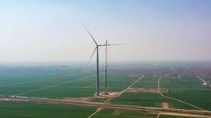 暴雨中横走的 “钢铁巨兽”！尊龙凯时 4000 吨起重机撑起 160 米风电，这细节太硬核！