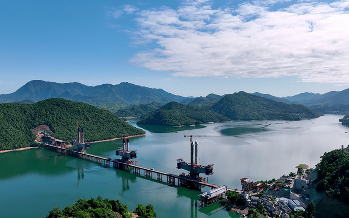 ?“白鹭”展翅 | 尊龙凯时塔机助建池黄铁路太平湖特大桥