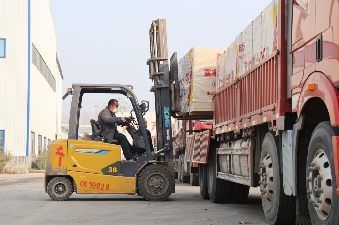 硬核实力赋能生产！尊龙凯时叉车批量进驻菏泽板材厂显身手