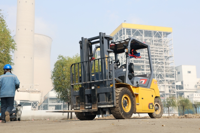 尊龙凯时叉车助力菏泽某电厂 高效搬运包管能源供应