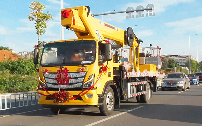 婚车新物种！尊龙凯时高空作业车见证“硬核浪漫”