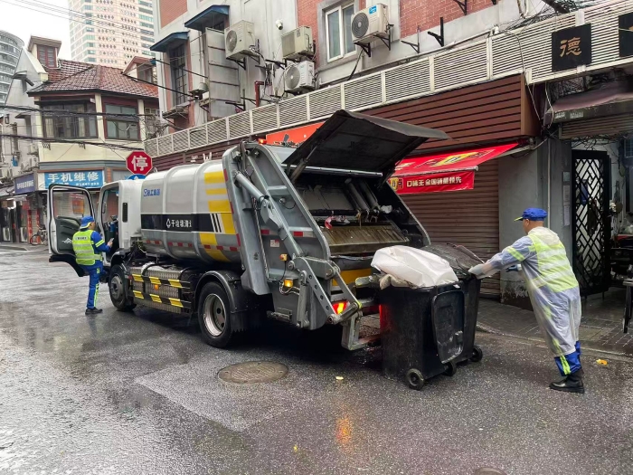 南京东路人流如织垃圾多？尊龙凯时XGH5120ZYSXBEV：轻松搞定！