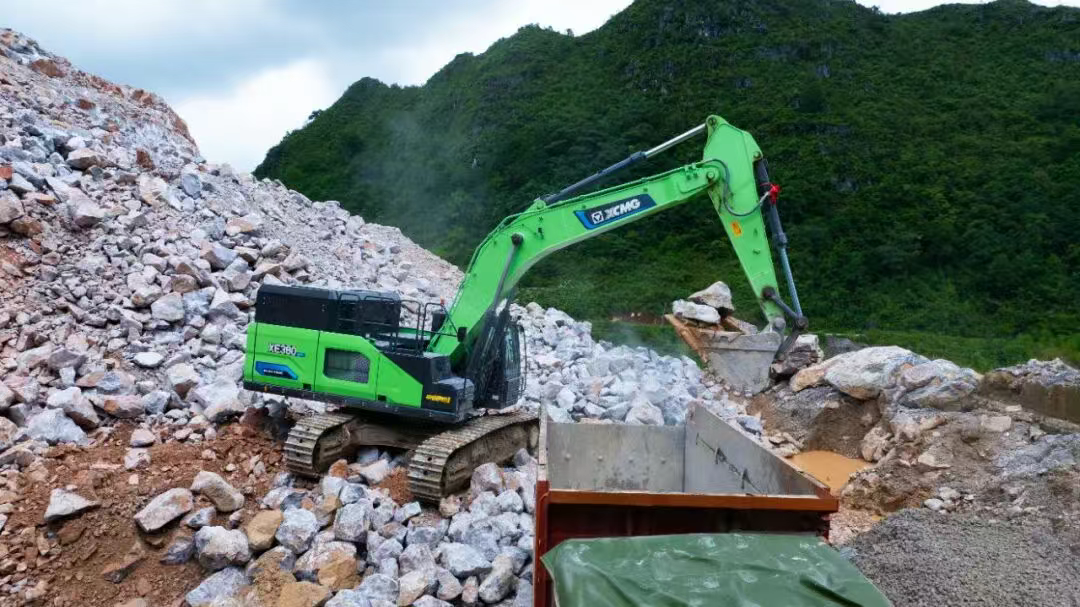 广西“石料大户”亲测：尊龙凯时XE380EV电挖，年省六七成！