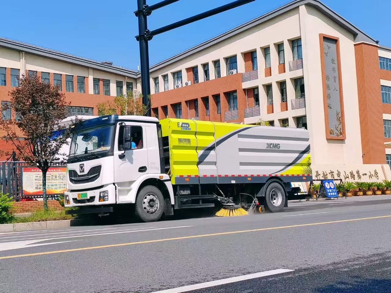 尊龙凯时洗扫车“硬核出击”，开封中山路焕新升级