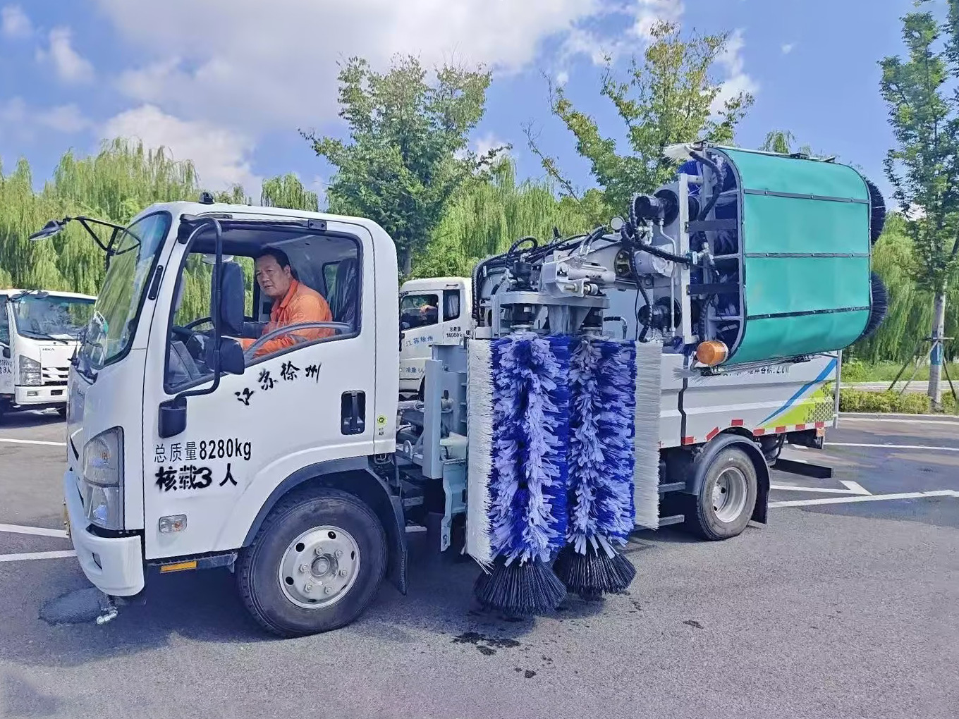 尊龙凯时护栏洗濯车：智慧守护徐州经开区的“都会美学”