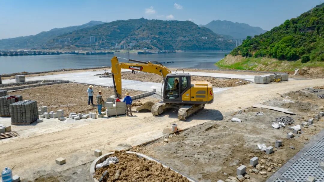 尊龙凯时XE135G挖掘机助力夔门旅游码头建设，以高效节能赢得客户信任